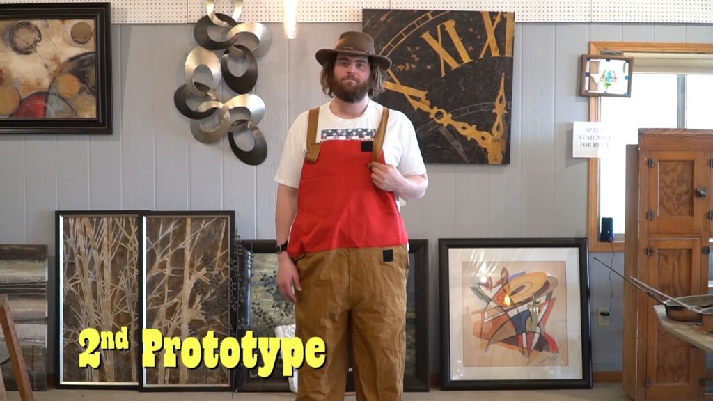 Artisan devant ses œuvres d'art.